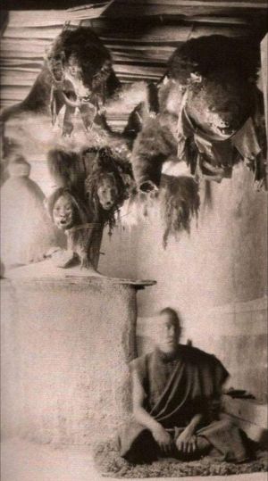 1920_Тибет, монах в комнате для медитаций